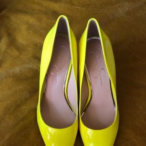 Women’s lemon yellow pumps